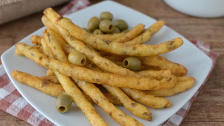 bâtonnets de pommes de terre aux olives