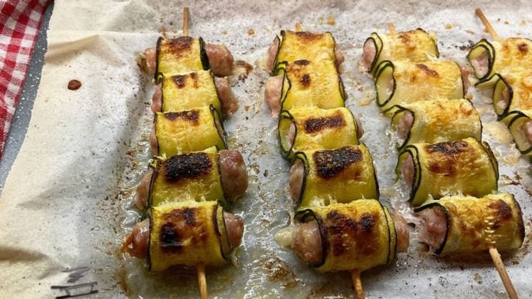 brochettes de saucisses et courgettes