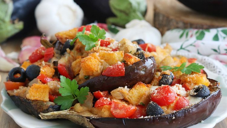 aubergines farcies au pain et aux tomates