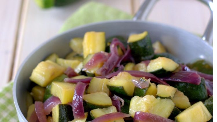 poêlée de courgettes et oignons rouges