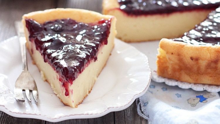 gâteau crémeux au yaourt et à la confiture  