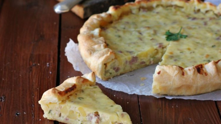 tarte à la saucisse, pommes de terre et poireaux