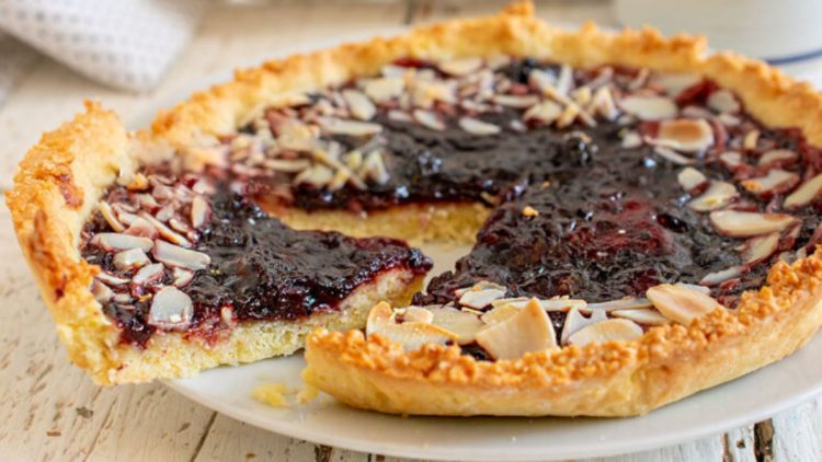 tarte à l’amande et à la confiture