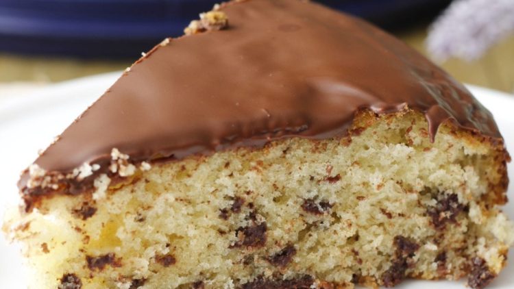 gâteau aux pépites de chocolat et glaçage au chocolat