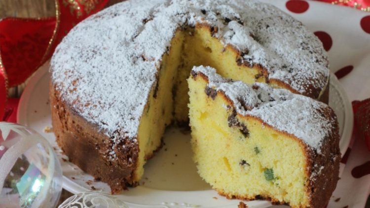 gâteau de Noël aux fruits confits et aux pépites de chocolat