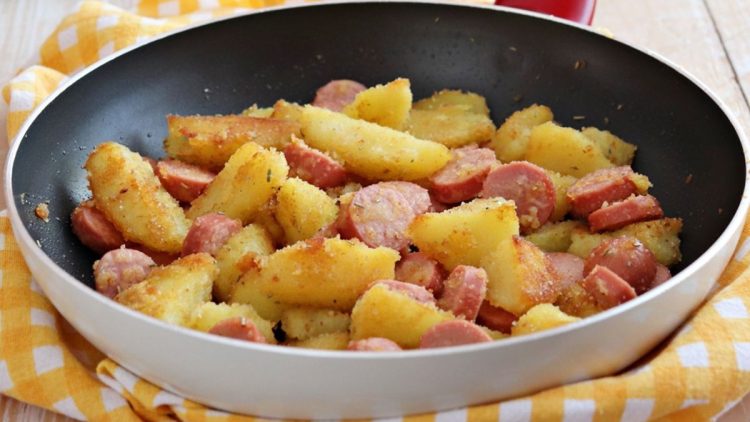 poêlée maison de pommes de terre et saucisses de Francfort