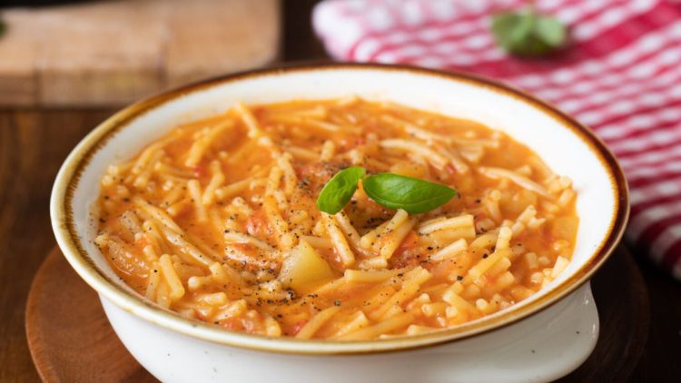 soupe de pâtes aux tomates et pommes de terre 