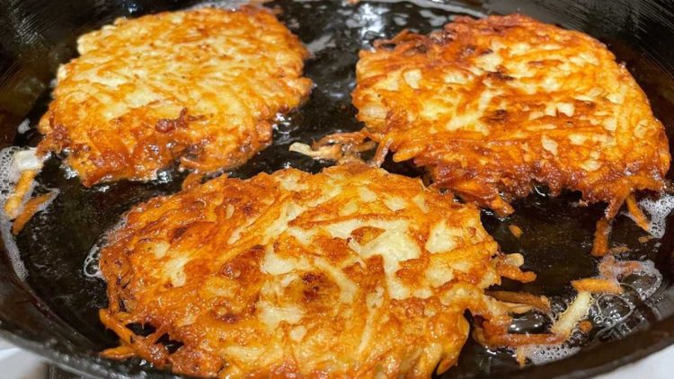 Une astuce simple pour rendre les rösti de pommes de terre croustillants