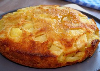 gâteau aux pommes délicieux avec 3 pommes