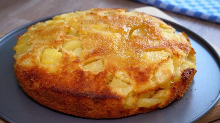 gâteau aux pommes délicieux avec 3 pommes